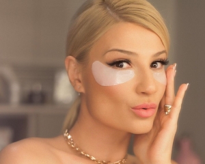 "Multimasking": H IT &Theta;&epsilon;&rho;&alpha;&pi;&epsilon;ί&alpha; &Pi;&rho;&omicron;&sigma;ώ&pi;&omicron;&upsilon;