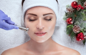 Shine Bright 4 Christmas: &Upsilon;&gamma;&epsilon;ί&alpha; &Kappa;&alpha;&iota; &Mu;&omicron;&nu;&alpha;&delta;&iota;&kappa;ή &Lambda;ά&mu;&psi;&eta; &Sigma;&tau;&eta;&nu; &Epsilon;&pi;&iota;&delta;&epsilon;&rho;&mu;ί&delta;&alpha; &Sigma;&alpha;&sigmaf;!
